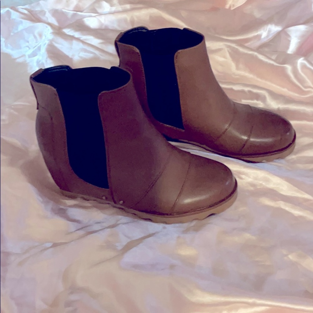 Slightly wedged, brown & black boots! BRAND NEW!